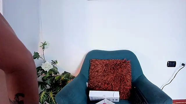 LahanaKimish online show from November 13, 2025, 12:37 pm