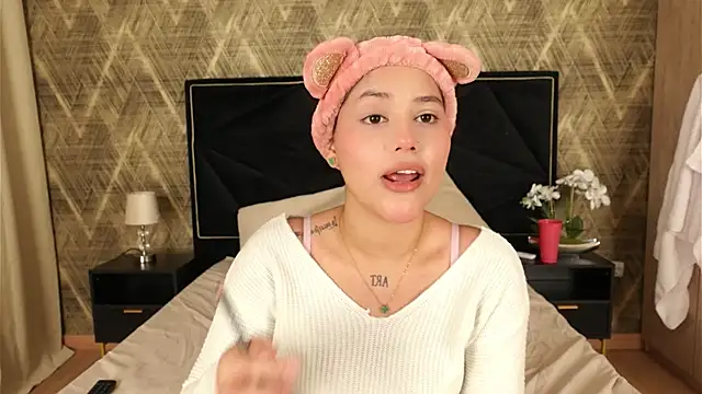 Snapshot of ZoeBella chatting on November 8, 2025, 1:11 pm ZoeBella online show from November 8, 2025, 1:11 pm