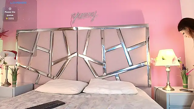 kittyblooms online show from January 6, 2026, 3:27 pm