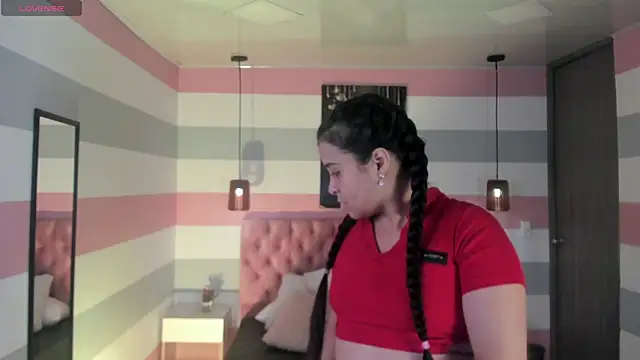 katynavarro online show from November 7, 2025, 8:42 pm