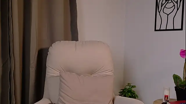 Snapshot of VictoriaNova_ chatting on February 6, 2026, 12:37 am VictoriaNova online show from February 6, 2026, 12:37 am