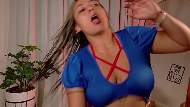 Snapshot of Zara_Nova chatting on February 16, 2026, 12:29 am Zara Nova online show from February 16, 2026, 12:29 am