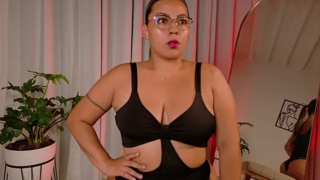 Snapshot of Zara_Nova chatting on February 19, 2026, 2:40 am Zara Nova online show from February 19, 2026, 2:40 am