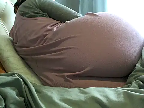 Snapshot of NewBeginnings8 chatting on November 7, 2025, 5:40 am NewBeginnings8 online show from November 7, 2025, 5:40 am