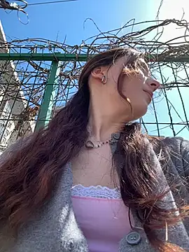 LilluKatten online show from April 17, 2026, 10:18 am