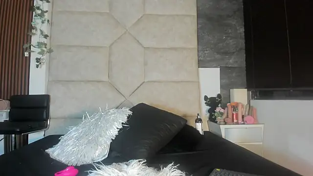 Liia Leens online show from February 17, 2026, 3:36 am