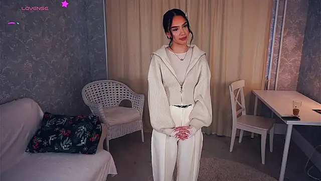 HyeTysarczyk online show from November 5, 2025, 7:30 am