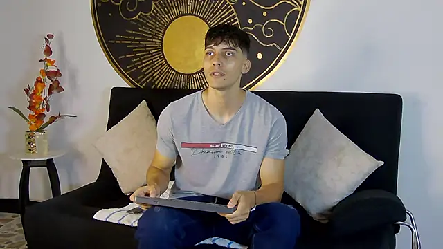 AlessioVitale online show from November 14, 2025, 12:04 pm