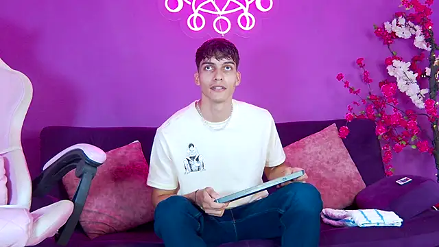 AlessioVitale online show from November 24, 2025, 12:16 pm