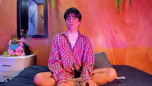 Leo Glow online show from March 24, 2026, 11:43 pm