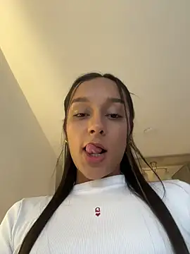 Brunettecollins05 online show from April 14, 2026, 10:38 pm