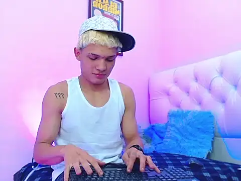 Snapshot of bad_boy_hottx chatting on November 6, 2025, 8:32 pm bad boy hottx online show from November 6, 2025, 8:32 pm