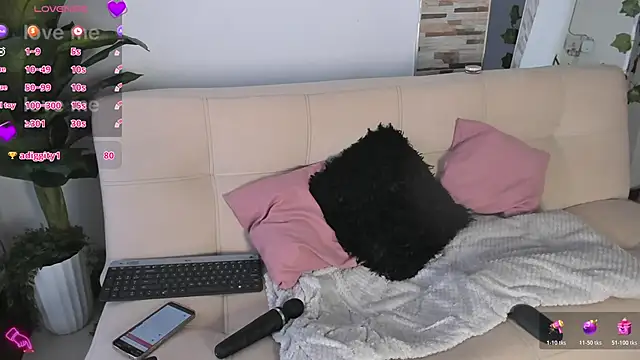 Snapshot of Evelyn_R_ chatting on June 9, 2026, 9:37 pm Evelyn R online show from June 9, 2026, 9:37 pm
