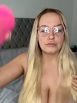 Snapshot of LeahLovexx chatting on November 6, 2025, 11:22 am LeahLovexx online show from November 6, 2025, 11:22 am