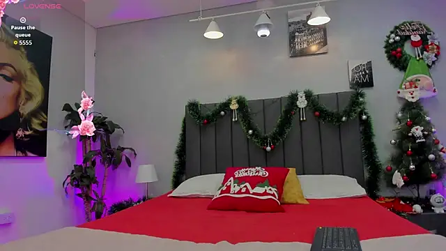 Snapshot of maddy__moon chatting on December 18, 2025, 3:56 am maddy moon online show from December 18, 2025, 3:56 am