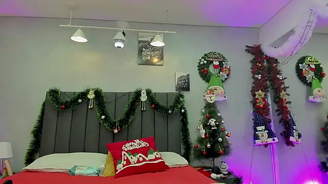 Snapshot of maddy__moon chatting on December 20, 2025, 4:30 am maddy moon online show from December 20, 2025, 4:30 am