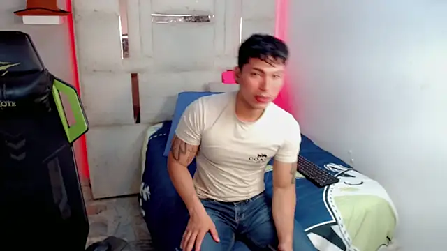 Snapshot of Maynowandchloe_ chatting on November 4, 2025, 12:48 pm Maynowandchloe online show from November 4, 2025, 12:48 pm