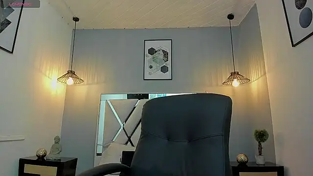 zoe-moreau online show from March 26, 2026, 7:41 pm