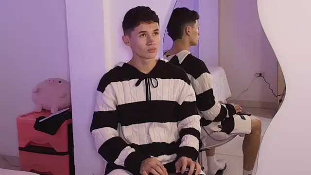 Snapshot of Eiden_Blake chatting on November 29, 2025, 11:30 pm Eiden Blake online show from November 29, 2025, 11:30 pm