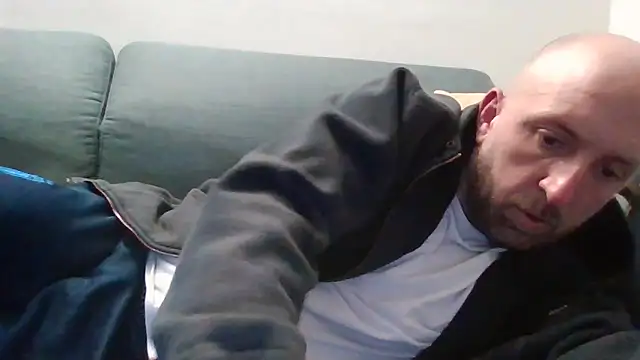 Snapshot of luca_beech88 chatting on April 13, 2026, 6:24 pm luca beech88 online show from April 13, 2026, 6:24 pm