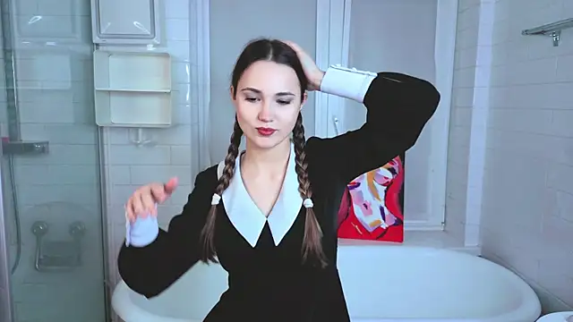 LeenaPuita online show from November 20, 2025, 4:07 pm