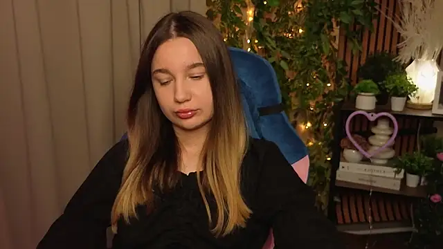 Snapshot of LauriePerez chatting on December 21, 2025, 12:45 pm LauriePerez online show from December 21, 2025, 12:45 pm