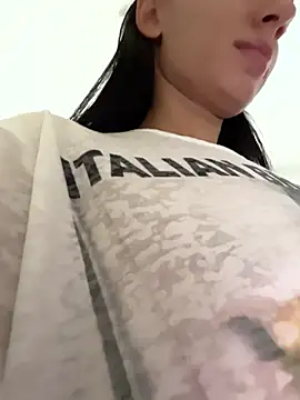 Snapshot of VickyM99 chatting on December 4, 2025, 10:46 am VickyM99 online show from December 4, 2025, 10:46 am