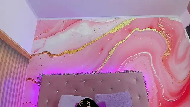 clhoe Johnson  online show from November 11, 2025, 10:59 am