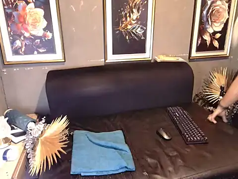 Slipperyebony online show from November 26, 2025, 6:58 am