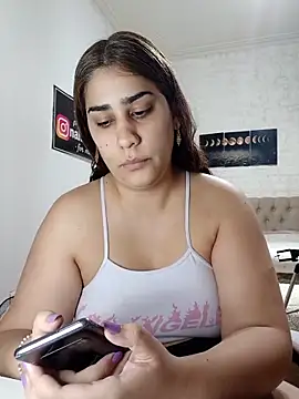 nahiarabiel33 online show from April 15, 2026, 6:15 pm