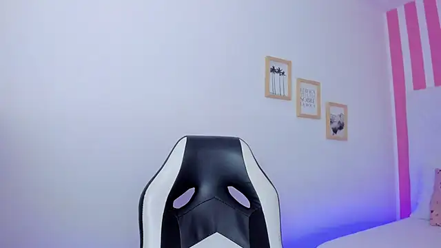 Emi Rosee online show from November 29, 2025, 1:47 pm