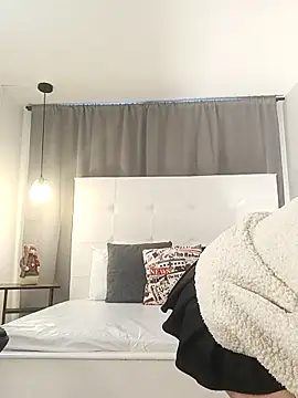 Emi Rosee online show from December 19, 2025, 12:12 pm