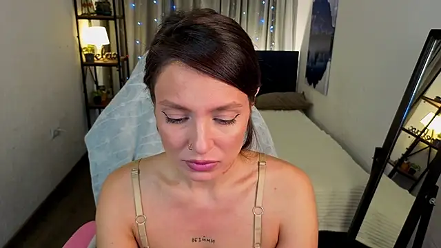 Naila Whisper online show from December 3, 2025, 10:08 pm