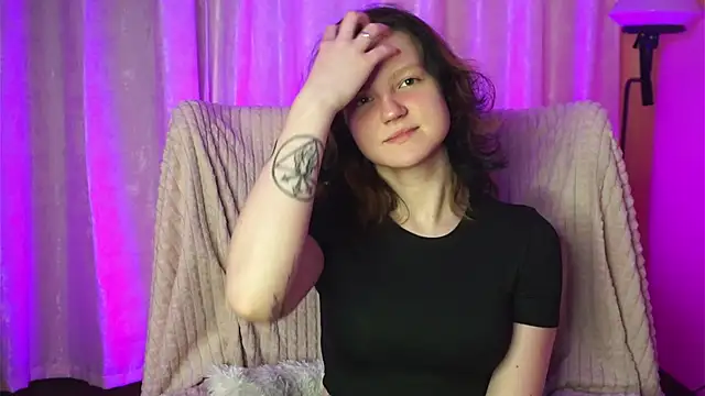 LatinaHuguenin online show from March 19, 2026, 8:02 pm