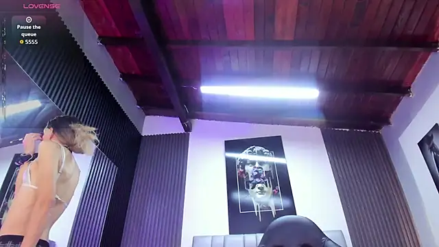 Caitlyn-Joness  online show from April 1, 2026, 7:44 pm