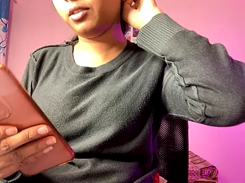 Suzanne 0 online show from November 18, 2025, 4:22 pm