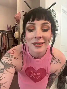 Snapshot of LoveDovexxx chatting on November 6, 2025, 7:48 pm LoveDovexxx online show from November 6, 2025, 7:48 pm