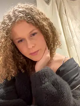 Snapshot of Bellaxo_1 chatting on November 15, 2025, 11:32 pm Bellaxo 1 online show from November 15, 2025, 11:32 pm