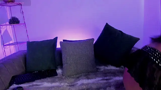 Niina26 online show from April 15, 2026, 7:58 pm