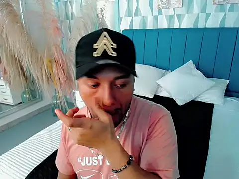 sebastian cruz  online show from November 9, 2025, 1:48 am