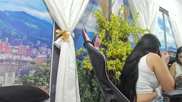 Snapshot of LucieAndSarah chatting on November 11, 2025, 1:11 pm LucieAndSarah online show from November 11, 2025, 1:11 pm