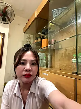 hellela-a online show from November 9, 2025, 11:52 am