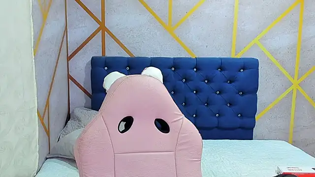 Snapshot of _vaiolet_owo chatting on February 12, 2026, 5:35 am vaiolet owo online show from February 12, 2026, 5:35 am