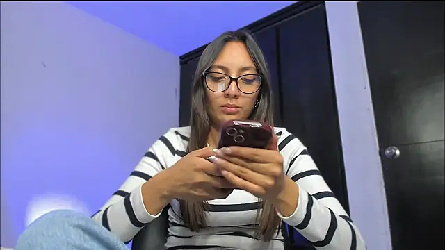 Snapshot of LilyGarcia chatting on November 12, 2025, 2:23 am LilyGarcia online show from November 12, 2025, 2:23 am