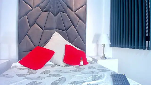 Snapshot of Bella_Rousee_ chatting on November 11, 2025, 4:01 am Bella Rousee online show from November 11, 2025, 4:01 am