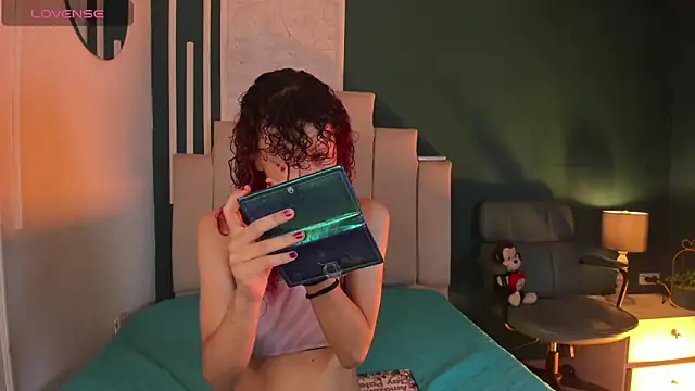 AliceMadnes online show from November 18, 2025, 9:19 pm