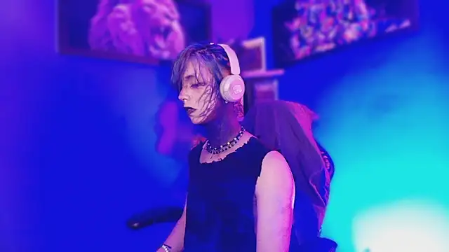 luxiel  online show from March 24, 2026, 9:42 pm