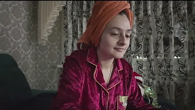 SweetLiaison online show from December 18, 2025, 4:57 pm