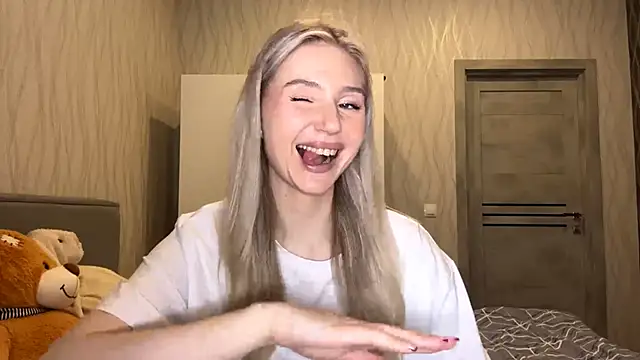 MoonlitCrystalia online show from November 8, 2025, 4:40 pm