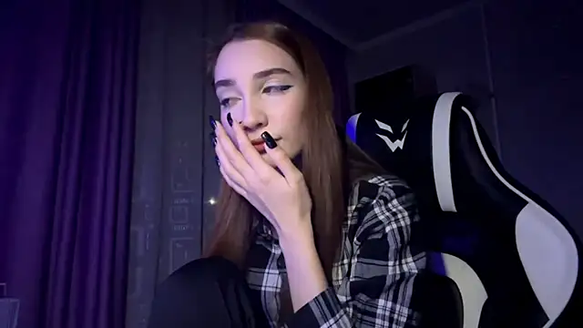 HollyPaw online show from November 26, 2025, 8:43 pm